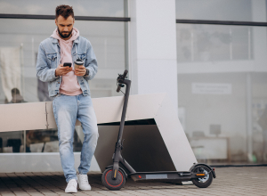 man-phone-street-ride-by-ipakket