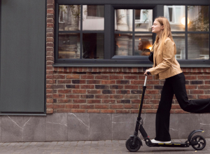 street-woman-ride-by-ipakket